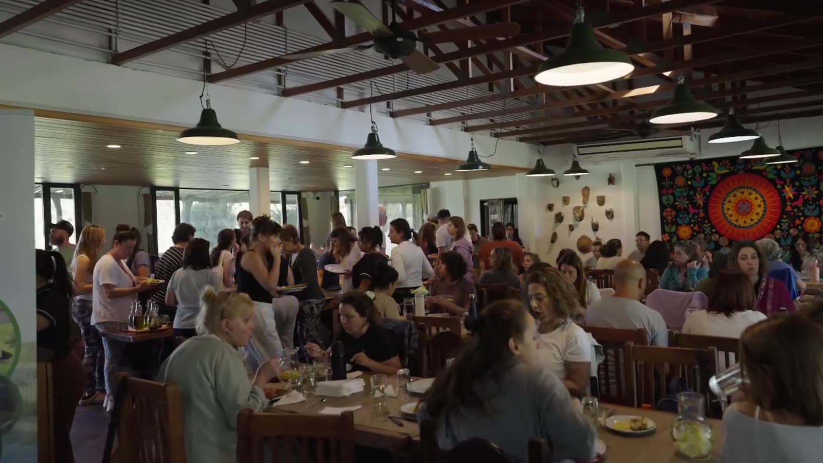 Comedor con mesas largas durante un retiro