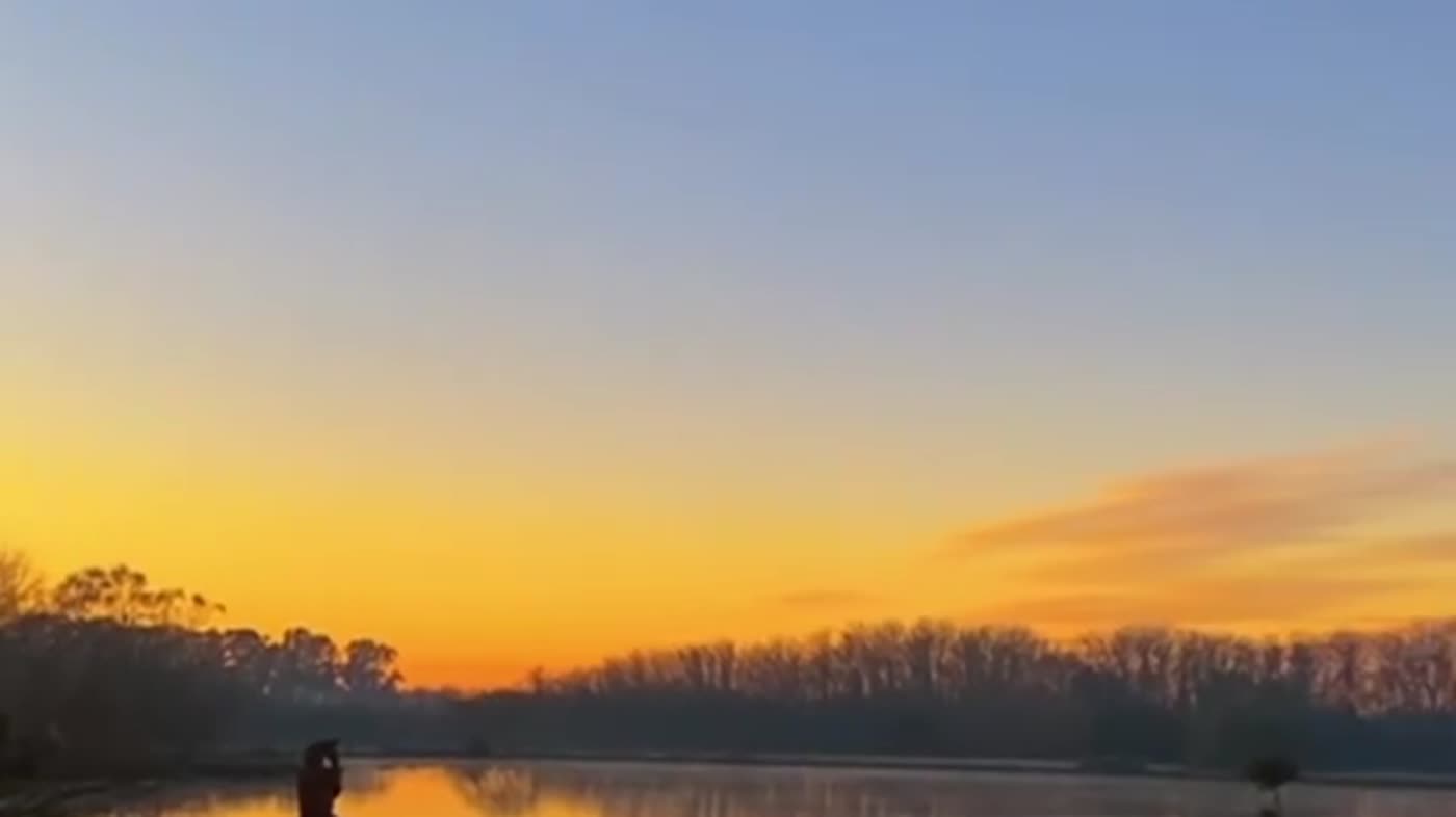 Atardecer sobre el lago del predio