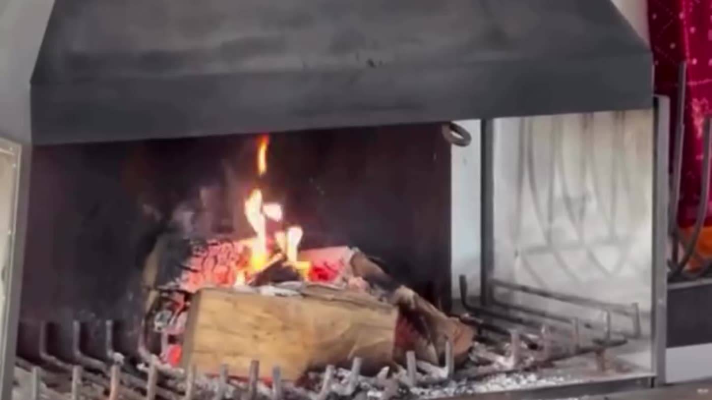 Hogar a leña encendido
