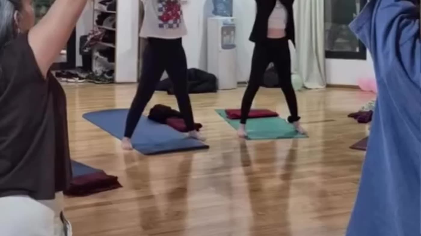 Grupo practicando yoga en el salón